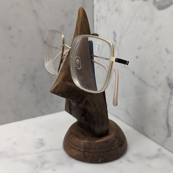 Hand-carved wooden eyeglass holder in the shape of a nose, made in India - Picture 2 of 10